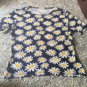 Cute vintage daisy print top.